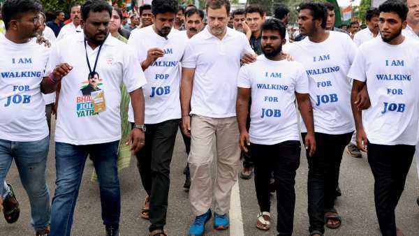 வேலைவாய்ப்பு இல்லை.. டி சர்ட்டில் எழுதியபடி ராகுலுடன் இளைஞர்கள்! இந்த டி சர்ட்டை பாஜக எதிர்பார்க்கல