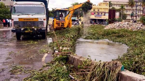 வந்தது புல்டோசர்.. வீடுகள், கடைகள் எதையும் விடவில்லை.. பெங்களூரில் ஆக்கிரமிப்பு கட்டிடங்கள் இடிப்பு!