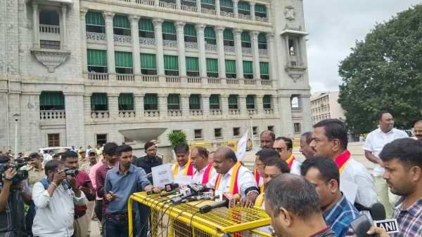 கர்நாடகாவில் இந்தி திணிப்பு கிளர்ச்சி:சட்டசபை வளாகத்தில் மாஜி முதல்வர் குமாரசாமி தலைமையில் போராட்டம்