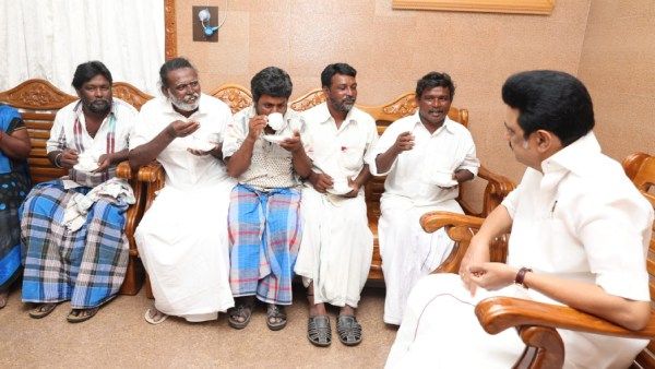 என்ன சாப்பிடுகிறீர்கள்.. டீ யா.. காஃபியா..? நரிக்குறவர்களை வாஞ்சையோடு உபசரித்த முதல்வர் ஸ்டாலின்!