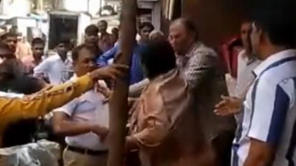 மும்பையில் நடுரோட்டில் பெண்ணுக்கு அடி உதை.. ராஜ்தாக்கரே கட்சியினர் சம்பவம்.. பரவும் வீடியோ!