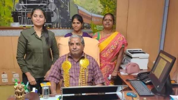 அடடே.. இப்படியும் ஒரு உயரதிகாரியா? - ஓய்வு பெற்ற மாற்றுத்திறனாளி கிளார்க்கிற்கு கௌரவம்.. நெகிழ்ச்சி!