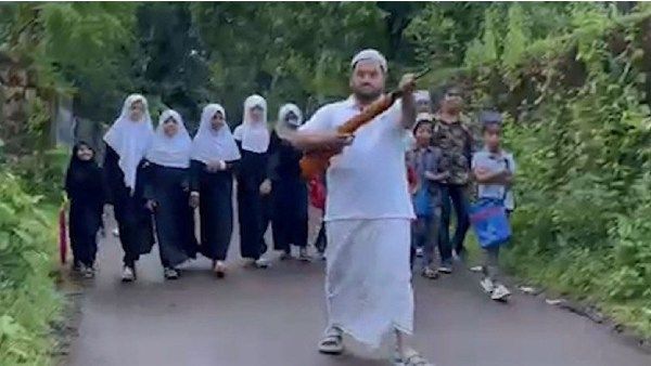 கையில் துப்பாக்கி! மதரஸா போகும் சிறுமிகளுக்கு பாதுகாப்பு தந்த தந்தை.. குலுங்கிய கேரளா.. என்ன காரணம்?