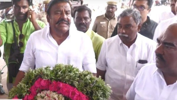 குவைத்தில் சுட்டுக் கொல்லப்பட்ட முத்துக்குமரனின் உடல் திருச்சி வந்தது..அமைச்சர்கள் அஞ்சலி 