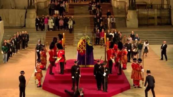 குயின் எலிசபெத் உடலுக்கு பாதுகாப்பு.. திடீரென்று மயங்கி விழுந்த காவலாளி.. ஒரே பரபரப்பு.. என்னாச்சி