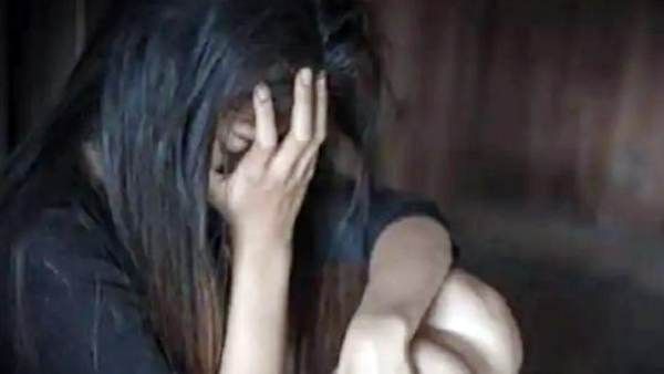 கூட்டு வன்புணர்வு செய்த 5 பேர்.. ஆடையின்றி 2 கிமீ நடந்தே போன சிறுமி.. வேடிக்கை பார்த்த உ.பி மக்கள்