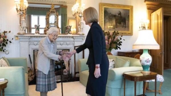 பிரிட்டன் பிரதமராக லிஸ் டிரஸை நியமித்த ராணி எலிசபெத்! லண்டனுக்கு பதில் ஸ்காட்லாந்தில் நடந்த நிகழ்வு