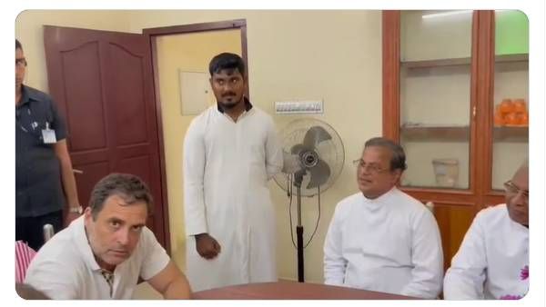 இயேசு கடவுளா? பாத யாத்திரைக்கு இடையே.. பாதிரியார் ஜார்ஜ் பொன்னையாவிடம் டவுட் கேட்ட ராகுல் காந்தி!