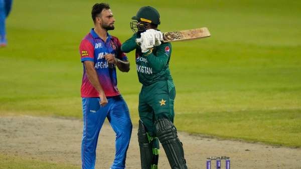 பேட்டை தூக்கிக்கிட்டு அடிக்க பாய்ந்த வீரர்! சேரை வீசி தாக்கிய பேன்ஸ்.. 