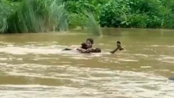பரீட்சைக்குப் போகணும்.. துணிச்சலாக வெள்ளத்தில் இறங்கிய மாணவி.. தோள் கொடுத்த சகோதரன்!