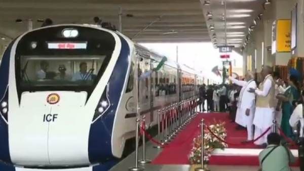 பச்சைக்கொடி அசைத்த மோடி! சீறி பாய்ந்து கிளம்பிய காந்திநகர்-மும்பை வந்தே பாரத் ரயில்! டாப் ஸ்பீட் 160