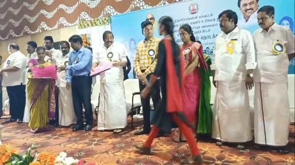 'புதுமை பெண் திட்டம்' கார்டை கையில் கூட வாங்கவில்லை! செல்போனுக்கு மெசேஜ்.. திருச்சி மாணவிகள் ஹாப்பி!