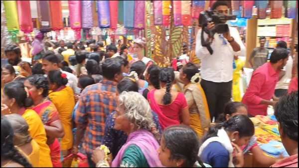 அக்கா..ஒரு ரூபாய்க்கு ஒரு புடவையாம்! கடைகாரர்களை தெறிக்க விட்ட தாய்க்குலம்! கிறுகிறுத்த கிருஷ்ணகிரி!