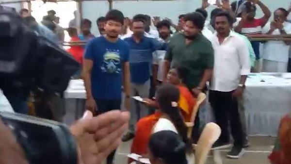 ’மாமன்னன்’ படக்கென காலில் விழுந்த மூதாட்டி! பதறி போய் உதயநிதி செய்த செயல்! கூட நின்ற மாரி செல்வராஜ்!