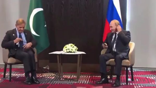 காதில் நிற்காத ஹெட்போன்.. பாகிஸ்தான் பிரதமர் ஷெபாஸை பார்த்து குபீரென சிரித்த ரஷ்ய அதிபர் புதின்