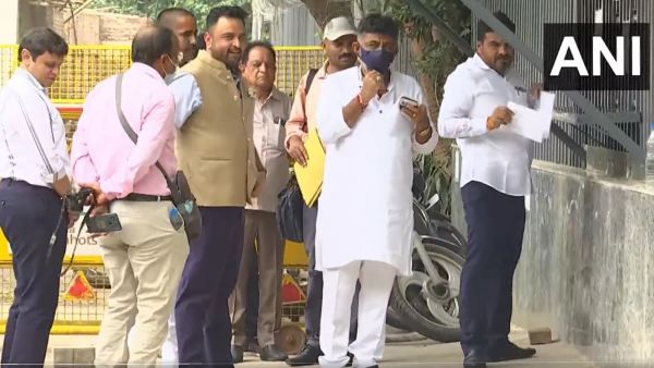 நெருங்கும் தேர்தல்- கர்நாடகா காங். தலைவர் சிவக்குமாரிடம் அமலாக்கப்பிரிவு அதிகாரிகள் விசாரணை!