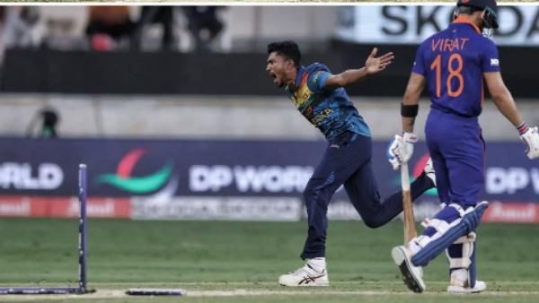 கோலி மிடில் ஸ்டம்ப்பை தெறிக்கவிட்ட 