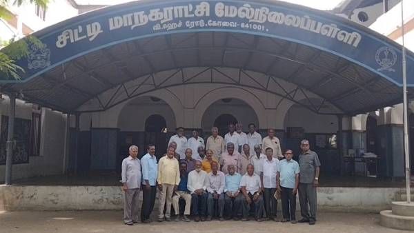 அந்த நாள் ஞாபகம் நெஞ்சிலே..40 ஆண்டுகளுக்குப் பின் சந்திப்பு! ஆரத் தழுவி மகிழ்ந்த முன்னாள் மாணவர்கள்!