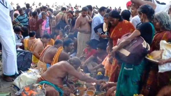 மகாளய அமாவாசை.. ராமேஸ்வரத்தில் குவிந்த பக்தர்கள்.. அக்னி தீர்த்தக் கடலில் புனித நீராடி தர்ப்பணம்!