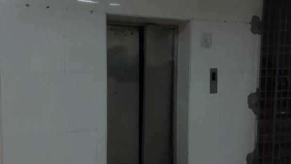 இரவு நேரம்.. லிப்ட்டில் சிக்கித் தவித்த பெண் ஊழியர்.. மயக்கம்.. செங்கல்பட்டில் ஷாக்!