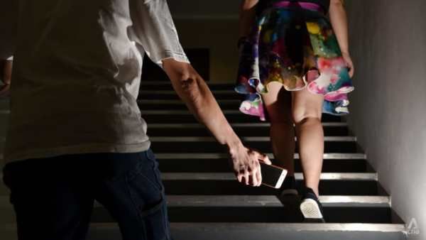 டாக்டர் செய்யுற வேலையா இது.. ஷூவில் கேமரா.. ஸ்கர்ட் அணியும் பெண்கள் டார்கெட்! 3200 வீடியோ