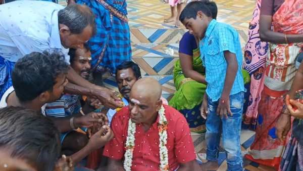 வாழைப்பழத்தை அமுக்கங்கய்யா! 50 வயது நபருக்கு காது குத்து! ஆசையை நிறைவேற்றி வைத்த சொந்த பந்தம்!