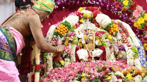 திருச்செந்தூரில் முருகன் தெய்வானை திருக்கல்யாணம் கோலாகலம்.. மொய் எழுதிய பக்தர்கள்