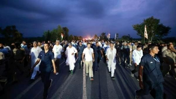 கர்நாடக தேர்தலில் நடக்கப்போகும் “மேஜிக்”.. காங்கிரஸ் எடுத்த “ஆயுதம்” -ராகுலுடன் அணிவகுத்த கன்னடர்கள்