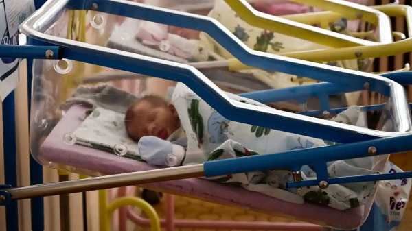 வீட்ல விசேஷம் எதுவும் உண்டா? புதுமண தம்பதிகளை நச்சரிக்கும் சீனா.. காரணத்தை கேட்டா ஆடிப்போய்டுவீங்க!