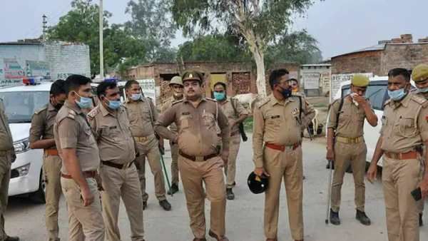 கொரோனா டைம்ல ஹெல்ப் பண்ணியிருக்கோம், மதம் மாறுங்க! சாமி படங்களை தூக்கி வீசி கிறிஸ்தவ சபையினர் தகராறு