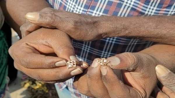 நோன்பு வழிபாட்டுக்கு வைத்த ஒரு ஜோடி வைர கம்மலை தவறவிட்ட பெண்.. பின்னர் நடந்தது என்ன?