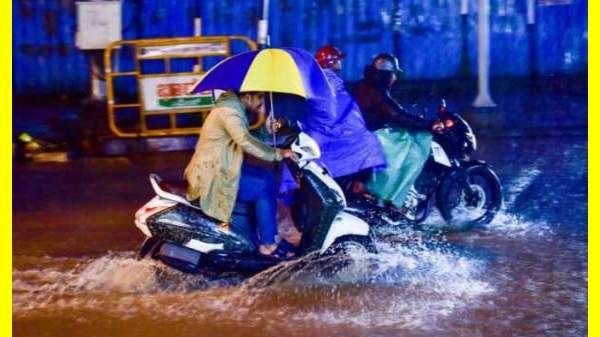 மஞ்சள் அலர்ட்.. மீண்டும் வெள்ளத்தில் மூழ்கும் பெங்களூரு?... வெளுத்து வாங்கிய மழை.. அவதியில் மக்கள்
