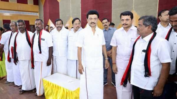 உங்கள் சேவை திமுகவுக்கு தேவை! கரூர் அதிமுகவினரை வேறு மாதிரி டீல் செய்த அமைச்சர் செந்தில்பாலாஜி!