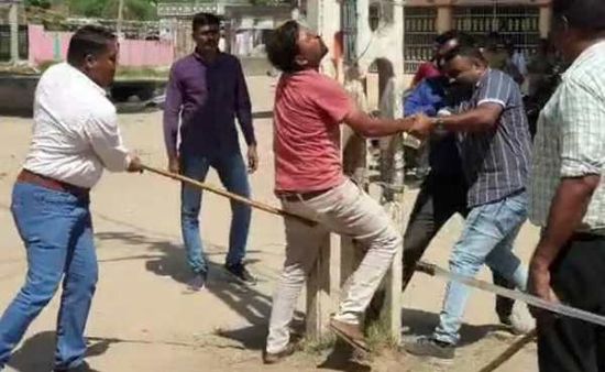 நவராத்திரி விழாவில் இஸ்லாமிய இளைஞர்களை கட்டி வைத்து தாக்கிய போலீசார்? - குஜராத்தில் அதிர்ச்சி!