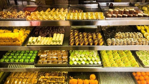 தீபாவளி பலகாரங்கள் வாங்குவோர் கவனத்திற்கு.. லைசென்ஸ் இல்லாத இனிப்பு கடைகள் பக்கம் செல்ல வேண்டாம்!