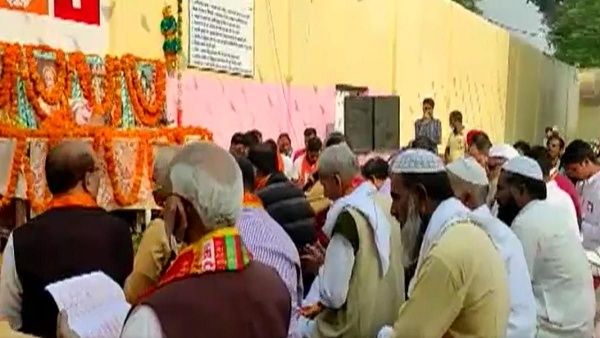 இதுதாங்க மத நல்லிணக்கம்.. இந்து கைதிகளுடன் நவராத்திரி விரதம் இருக்கும் முஸ்லீம் கைதிகள்..உபியில் தான்