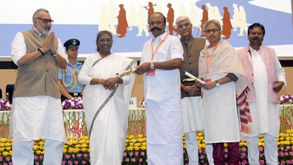 கிராமப்புற தூய்மையில் தமிழகத்திற்கு 3ஆம் இடம்! ஜனாதிபதியிடம் விருது பெற்ற அமைச்சர் பெரியகருப்பன்!