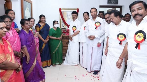 ராஜாத்தி அம்மாளிடம் வாழ்த்து பெற்ற ஸ்டாலின்! களைகட்டும் கனிமொழி இல்லம்! குவியும் விசிட்டர்கள்!