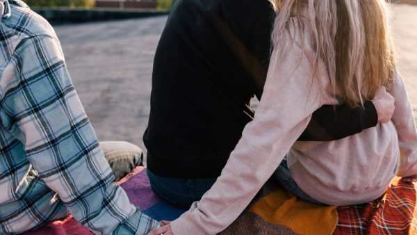 கணவர் ஏமாத்திட்டாரு.. ஆனா அவரோட ரகசிய காதலியின் கணவர் மீது எனக்கு லவ் வந்துடுச்சு! பெண் புலம்பல்