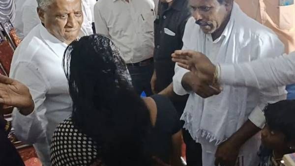 கோபம்.. பெண்ணின் கன்னத்தில் ‛பளார்’ விட்ட பாஜக அமைச்சர் சோமண்ணா.. கர்நாடகாவில் பரபரப்பு