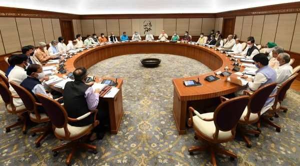 ரயில்வே ஊழியருக்கு தீபாவளி போனஸ், எண்ணெய் நிறுவனங்களுக்கு ரூ.22,000 கோடி- மத்திய அமைச்சரவை ஒப்புதல்