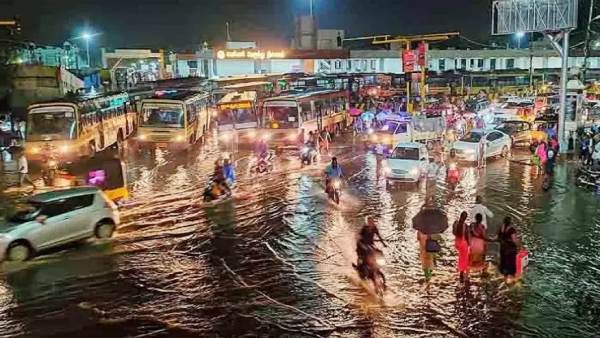 மதுரையில் கொட்டித்தீர்த்த கனமழை..மாட்டுத்தாவணி அருகே குடியிருப்புகளை சூழ்ந்த வெள்ளம்..மக்கள் தவிப்பு