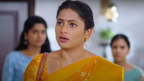 மாமியாரின் காலில் விழுந்த எதிர்நீச்சல் ஜனனி...என்னம்மா நடிக்கிறாங்கப்பா.. நம்ப முடியலையே..!!