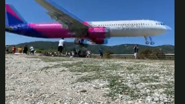 இவ்ளோ கிட்டயா!.. விட்டா மோதிவிடும் போல.. 10 அடி உயரத்தில் பறந்த விமானம்.. வெலவெலத்து போன மக்கள்!