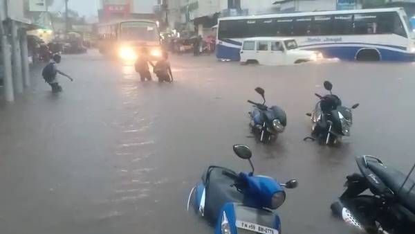 தேனியில் வெளுத்து வாங்கிய கனமழை.. தேங்கிய மழை நீர்.. சிரமத்தில் வாகன ஓட்டிகள்!