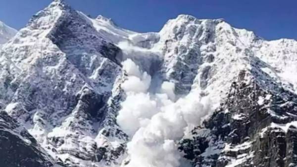 பயங்கர பனிச்சரிவு.. உத்தரகாண்டில் மலையேற்ற வீரர்கள் 10 பேர் பலி.. 18 பேர் மாயம்