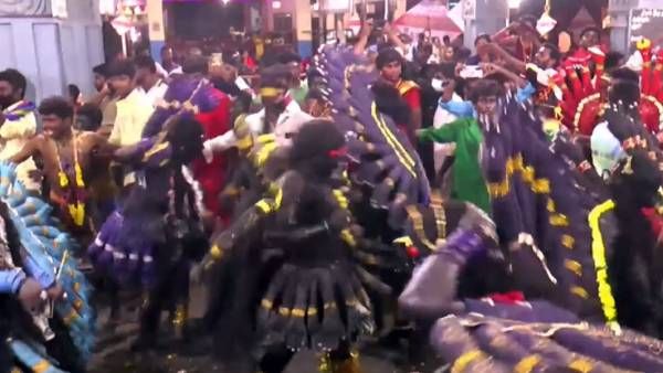 வங்கக்கடலுக்கு இணையான மக்கள் திரள்.. “பல தலை” அரக்கனை அழித்த 