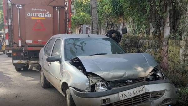 திருச்சியில் கோவில் அருகே 2 நாட்களாக கேட்பாரற்று கிடந்த காரால் பீதி- உரிமையாளருக்கு போலீஸ் வலைவீச்சு