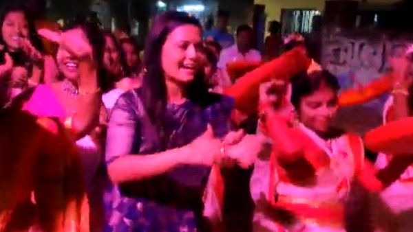 ஓ அழகான பெண்ணே.. பாஜகவை விளாசும் எம்பி மஹூவா மொய்த்ராவின் அசத்தல் நடனம்.. இணையத்தில் பரவும் வீடியோ