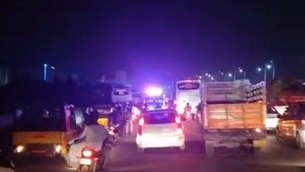 ஐ ஜாலி.. லீவு விட்டாச்சே! சொந்த ஊருக்கு படையெடுத்துச் செல்லும் மக்கள்! திணறும் சென்னையின் சாலைகள்!